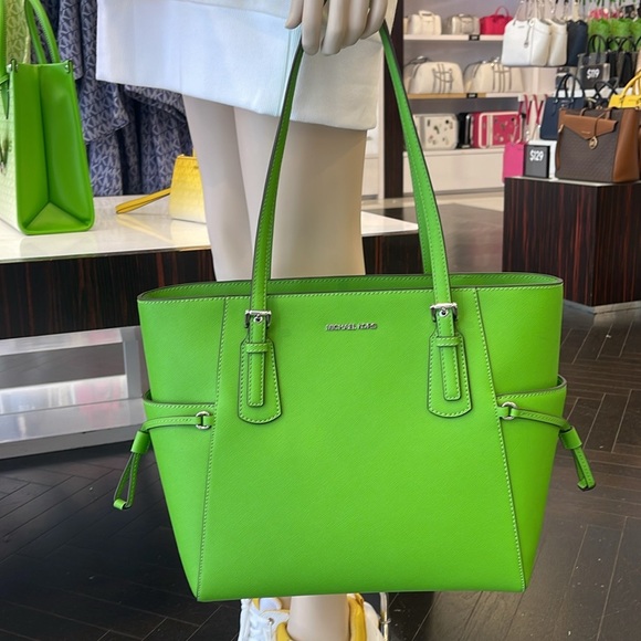 Michael Kors Voyager Large Saffiano Leather Shoulder Tote Bag
Jungle Gre… - Picture 3 of 16